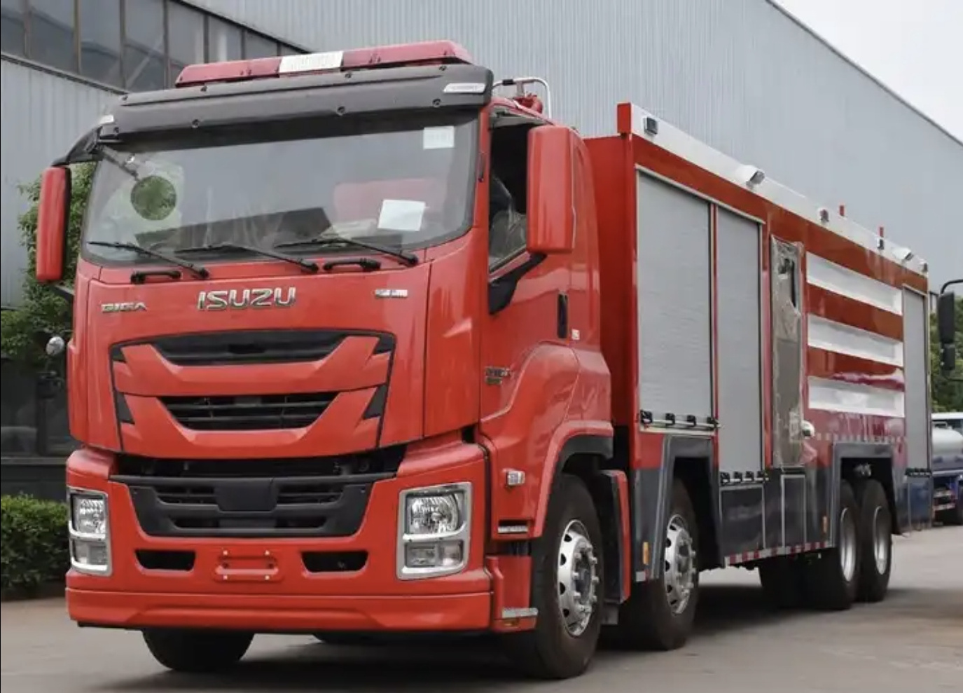 Isuzu best selling Water and Foam Fire Engine 6*4 8000l fire fighting water truck tank fire trucks with equipment for sale