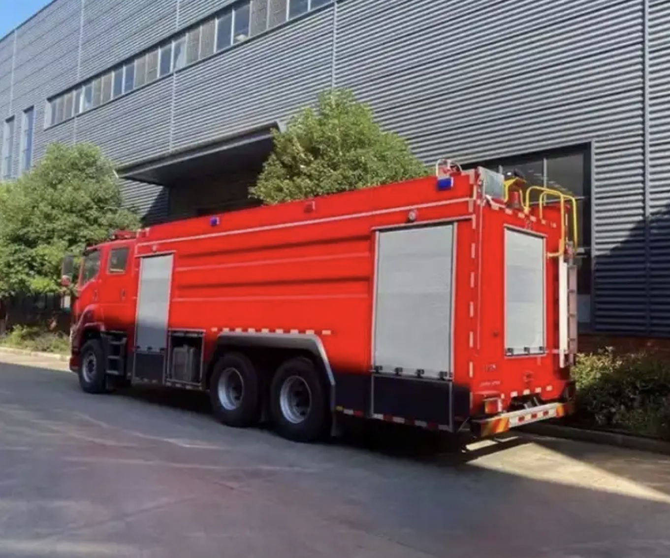 Isuzu best selling Water and Foam Fire Engine 6*4 8000l fire fighting water truck tank fire trucks with equipment for sale