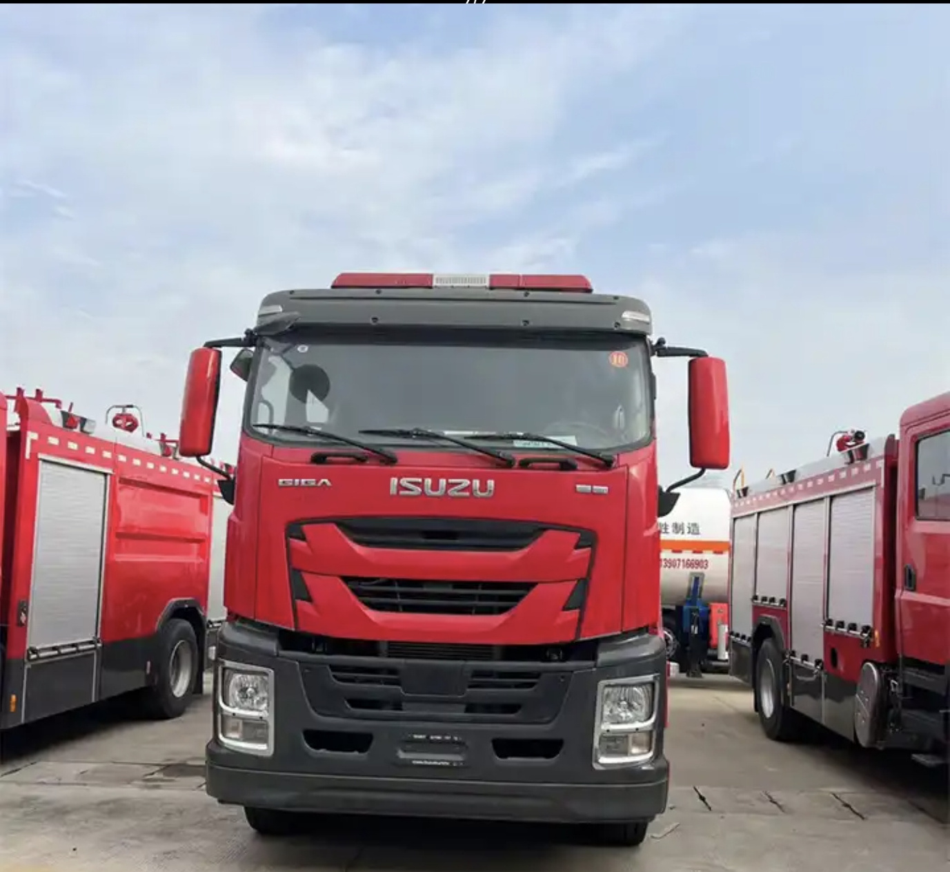 Isuzu best selling Water and Foam Fire Engine 6*4 8000l fire fighting water truck tank fire trucks with equipment for sale