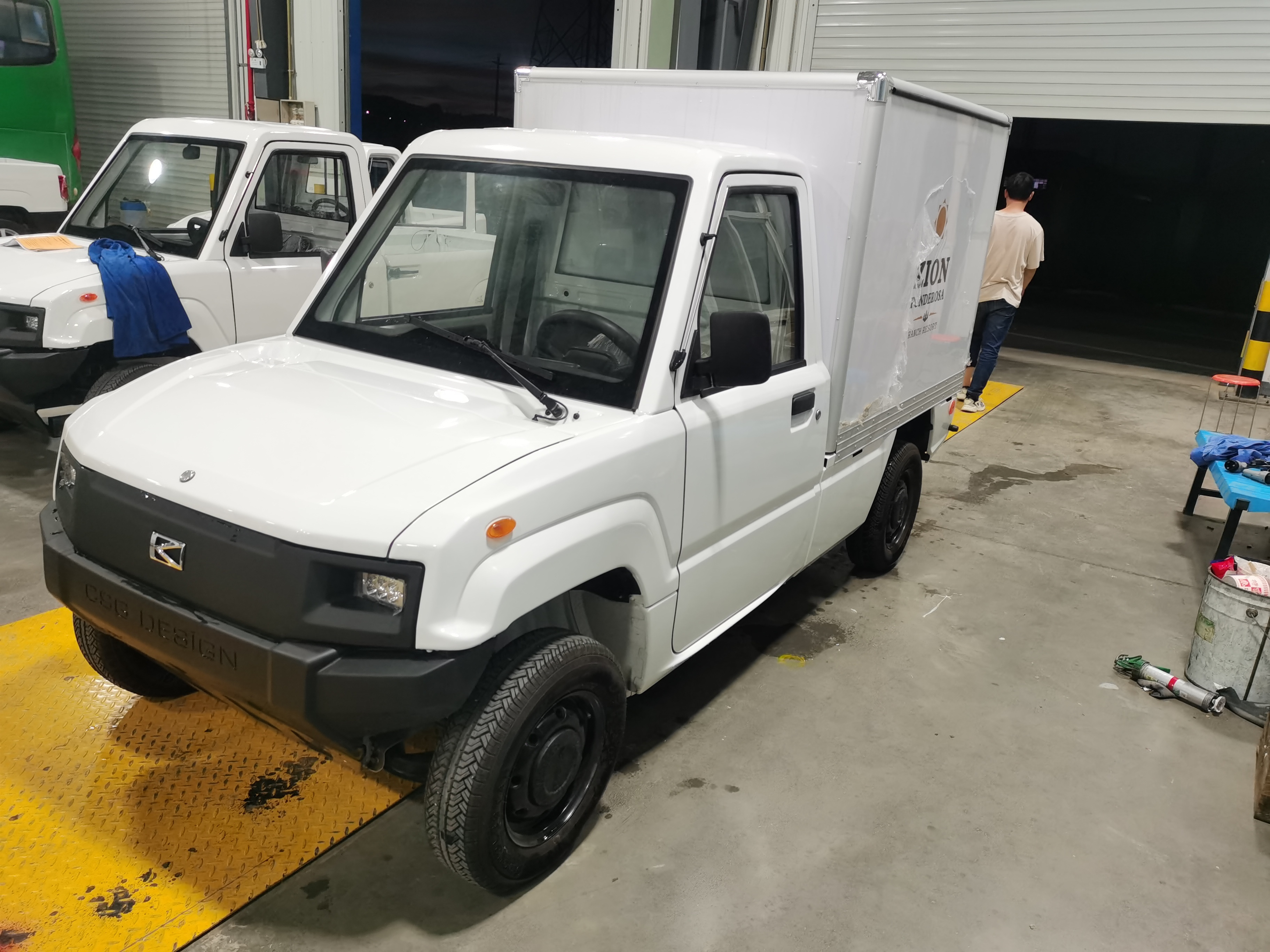 SZ In Stock Kaiyun New Energy Box Car Van small electric 4-wheel fully enclosed cargo electric pickup truck for sale