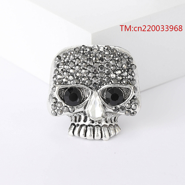 New personality punk skull brooch gun black skull paint brooch suitable for sweater stitch Halloween gifts and accessories