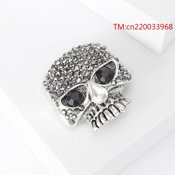 New personality punk skull brooch gun black skull paint brooch suitable for sweater stitch Halloween gifts and accessories