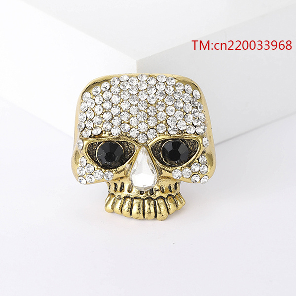 New personality punk skull brooch gun black skull paint brooch suitable for sweater stitch Halloween gifts and accessories