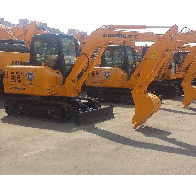 Crawler 13 Ton Small Diggers Excavator CDM6135 with Spare Parts