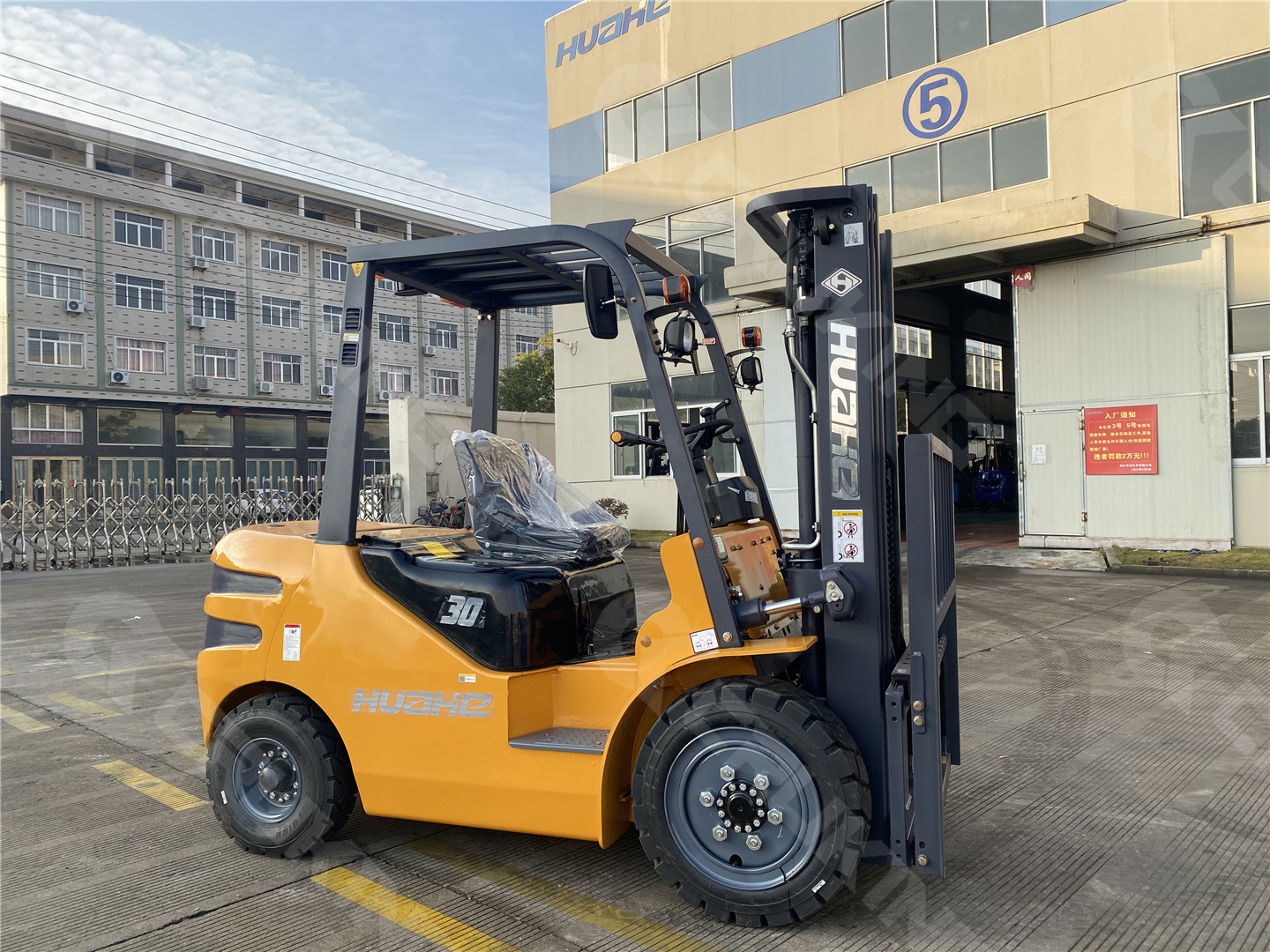 Enter the cabin and carriage to work 3Ton Diesel Forklift HH30 with Side Shifter and Solid Tire for sale