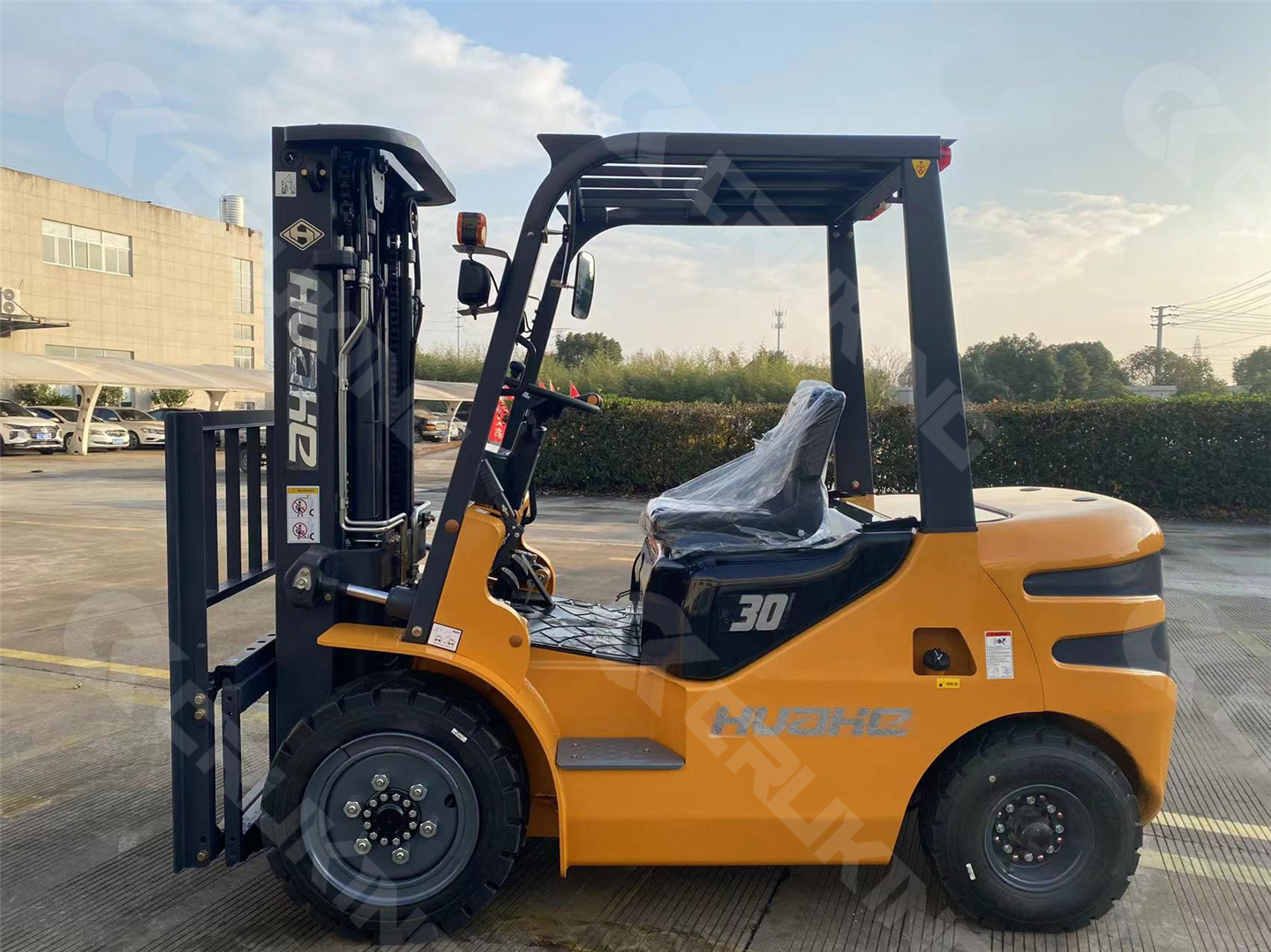 Enter the cabin and carriage to work 3Ton Diesel Forklift HH30 with Side Shifter and Solid Tire for sale