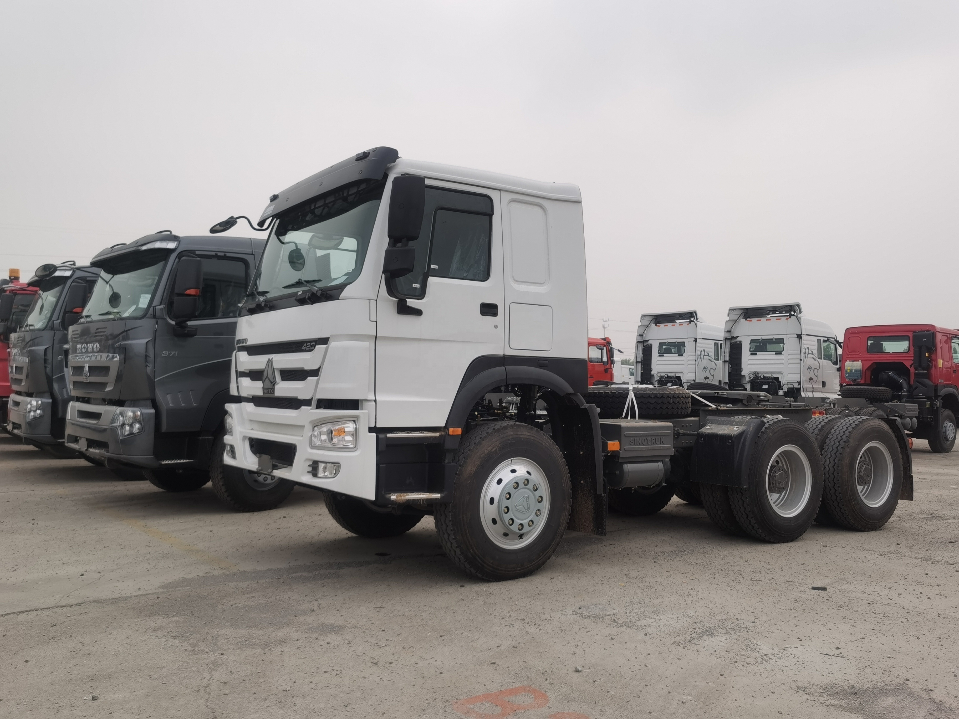 HOWO good performance 6x4 tractor head for pulling semi trailer heavy truck ZZ4257V3241W for sale