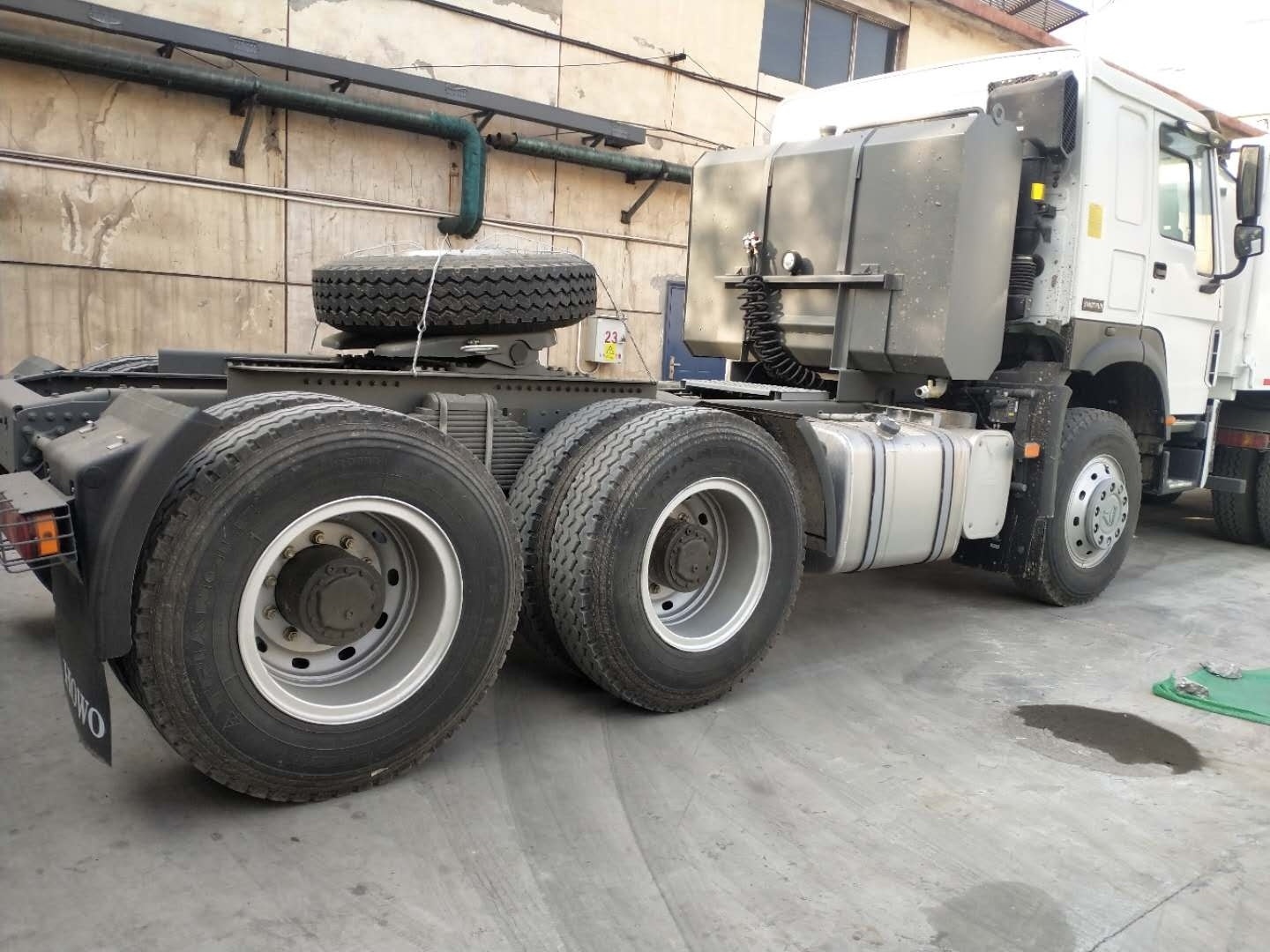 HOWO good performance 6x4 tractor head for pulling semi trailer heavy truck ZZ4257V3241W for sale