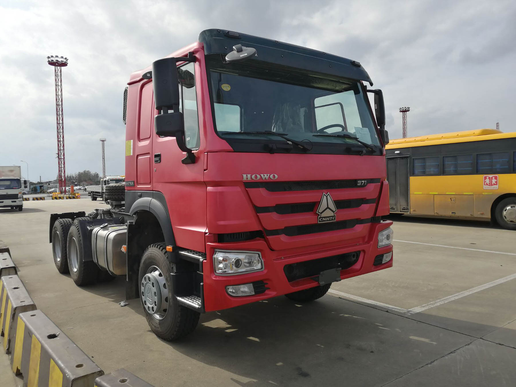 SINOTRUK HOWO ZZ4257N3247D1 6x4 TRACTOR TRUCK with spare parts