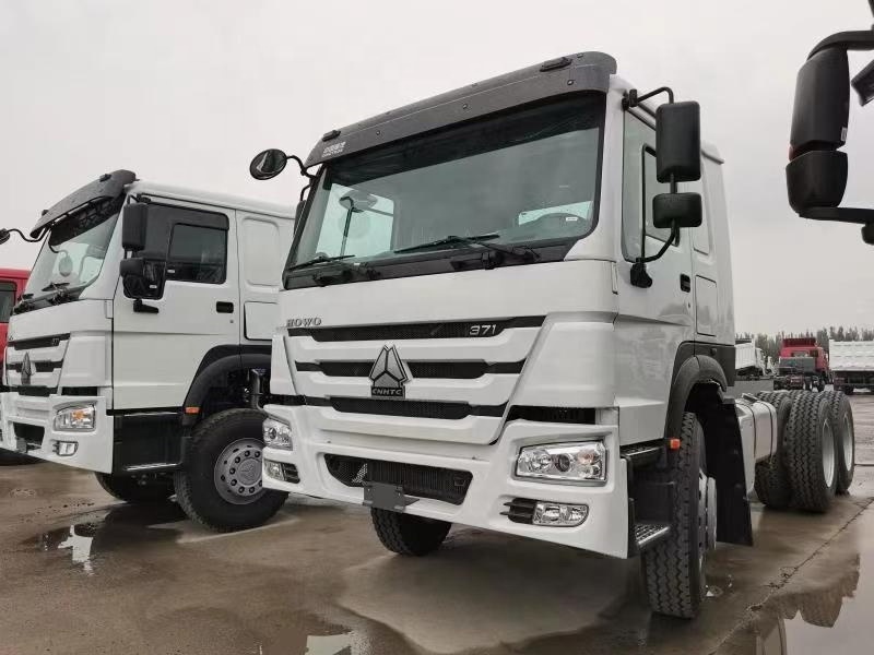 HOWO good performance 6x4 tractor head for pulling semi trailer heavy truck ZZ4257V3241W for sale