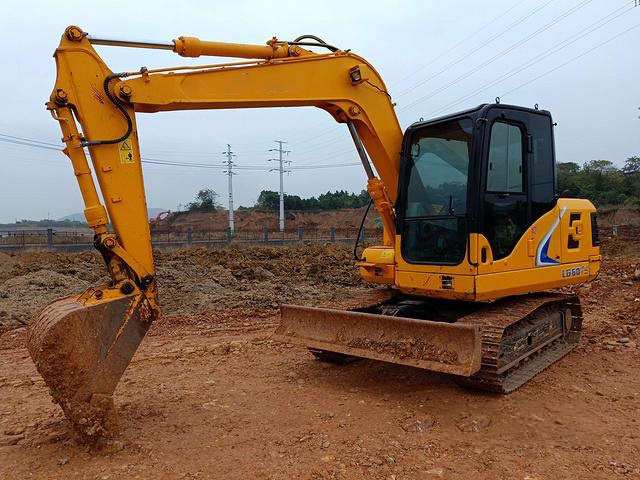 LONKING 13.5T Large-Size Crawler Excavator CDM6135 with Rock Bucket for Sale