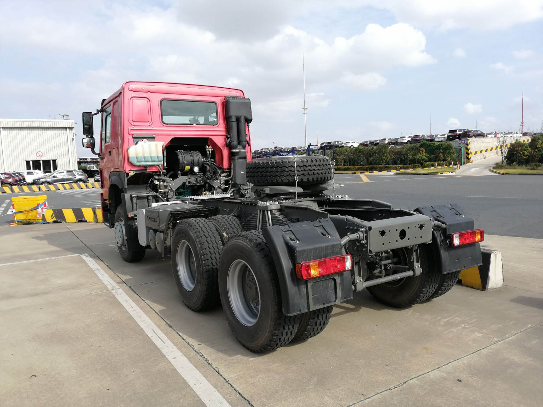 SINOTRUK HOWO ZZ4257N3247D1 6x4 TRACTOR TRUCK with spare parts