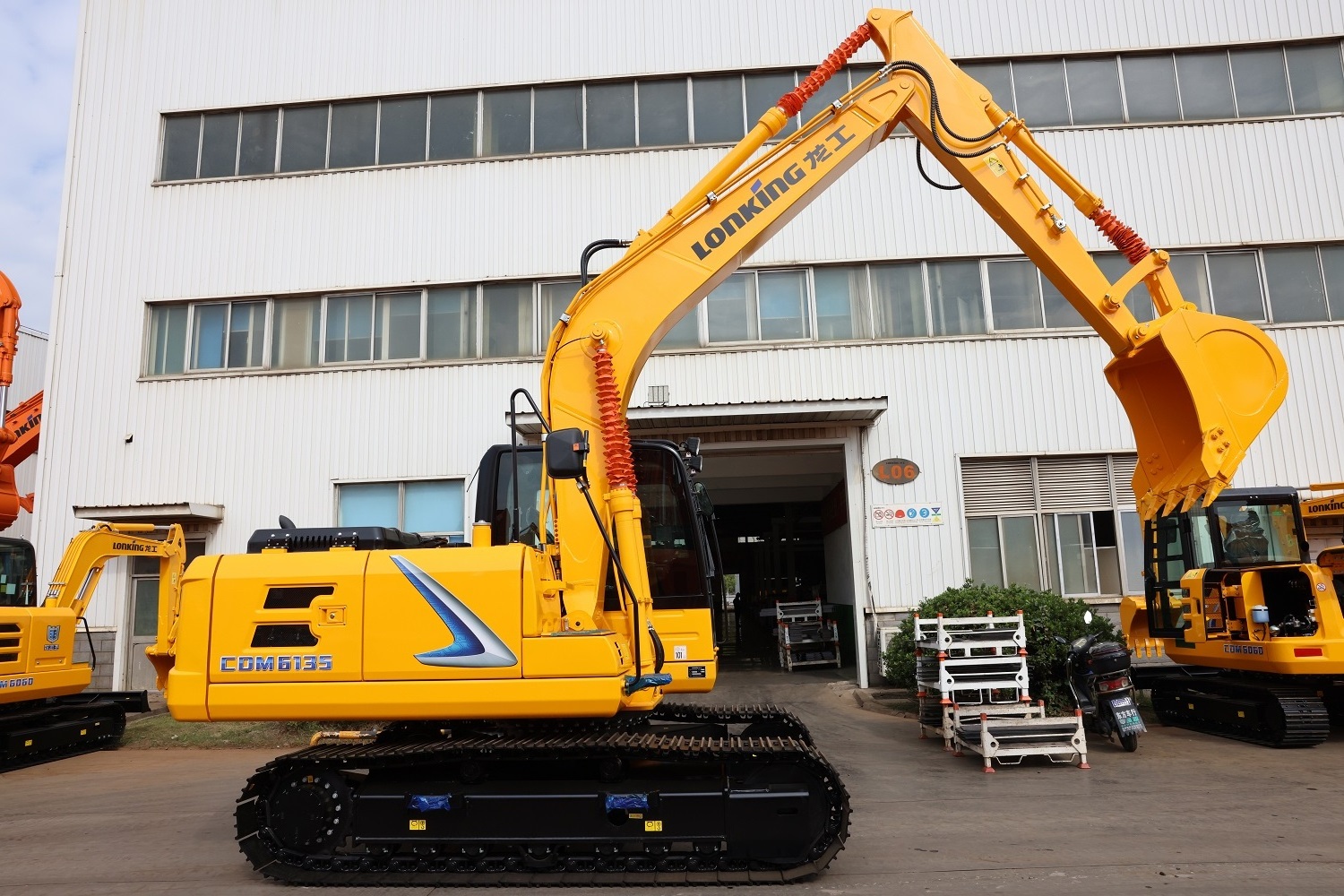 LONKING 13.5T Large-Size Crawler Excavator CDM6135 with Rock Bucket for Sale