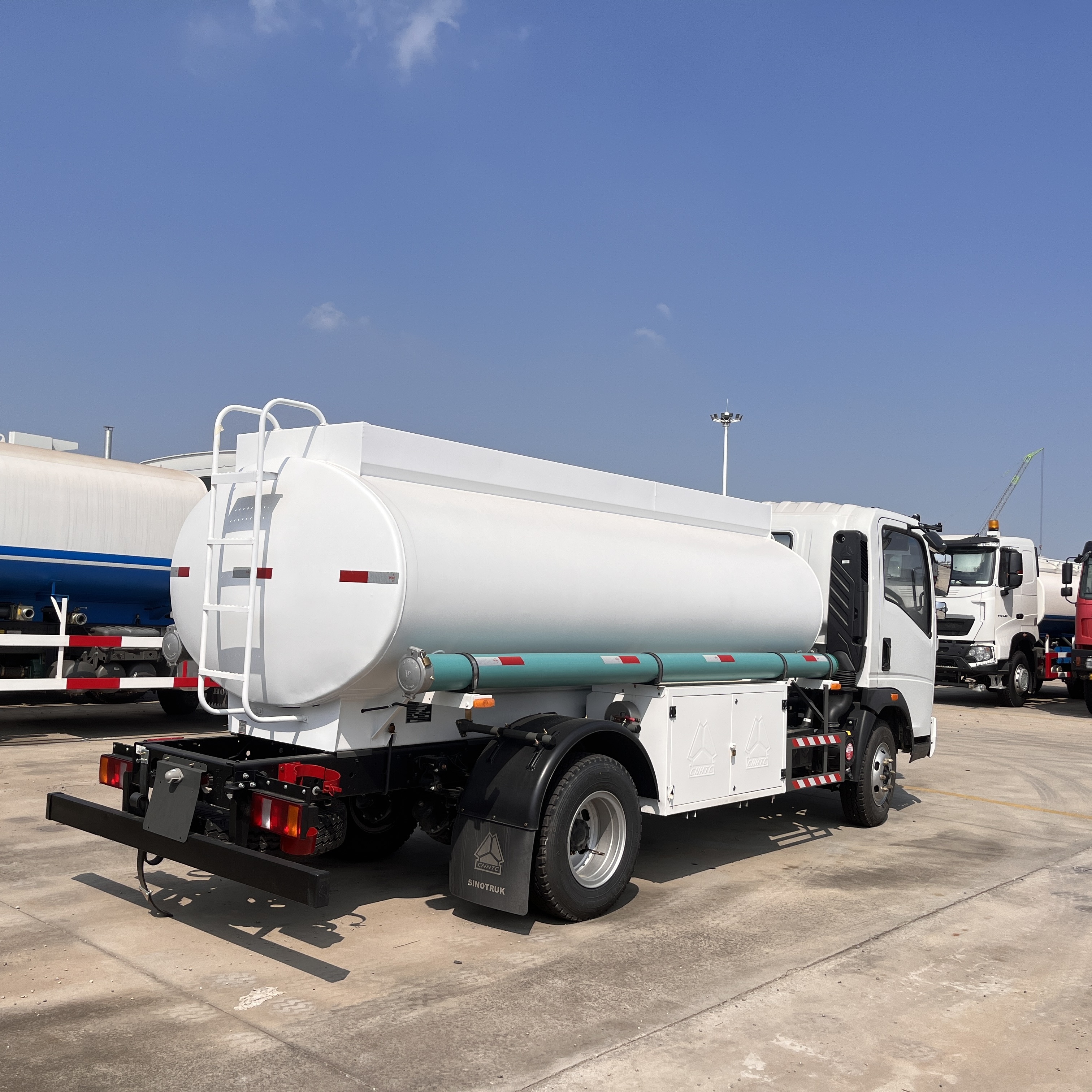 Cheap Office Price Sinotruk Diesel Oil Water New 6x4 8x4 4x2 10 Wheel Fuel Tanker Truck