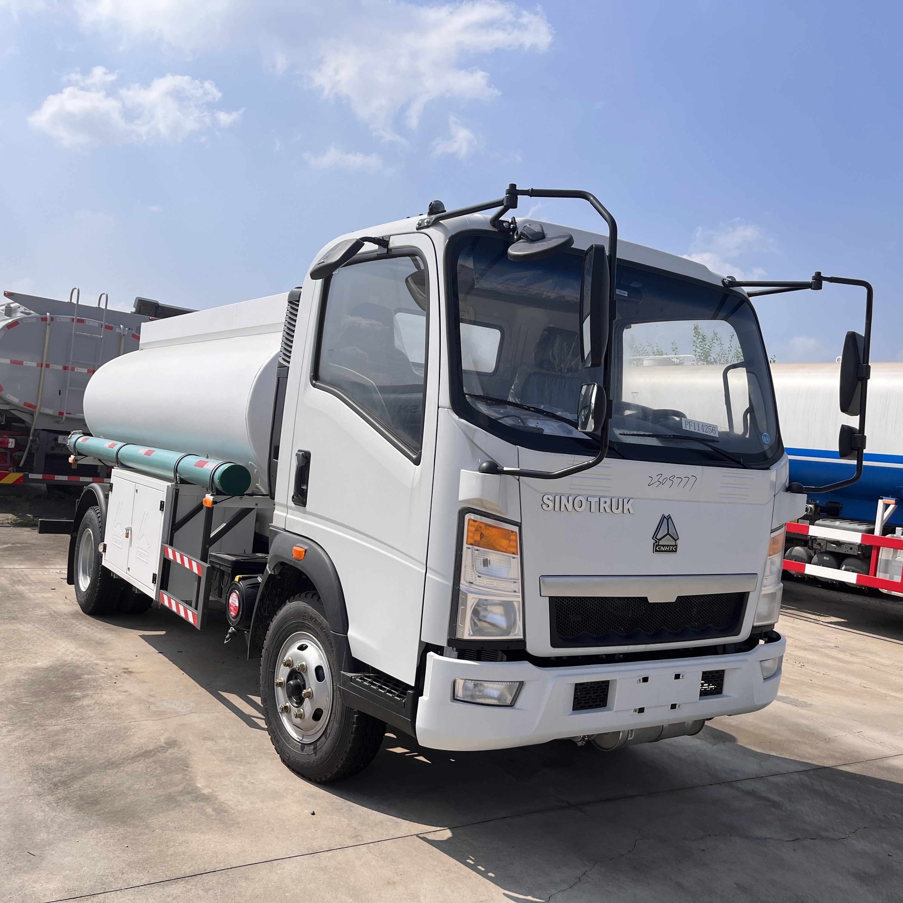 Cheap Office Price Sinotruk Diesel Oil Water New 6x4 8x4 4x2 10 Wheel Fuel Tanker Truck