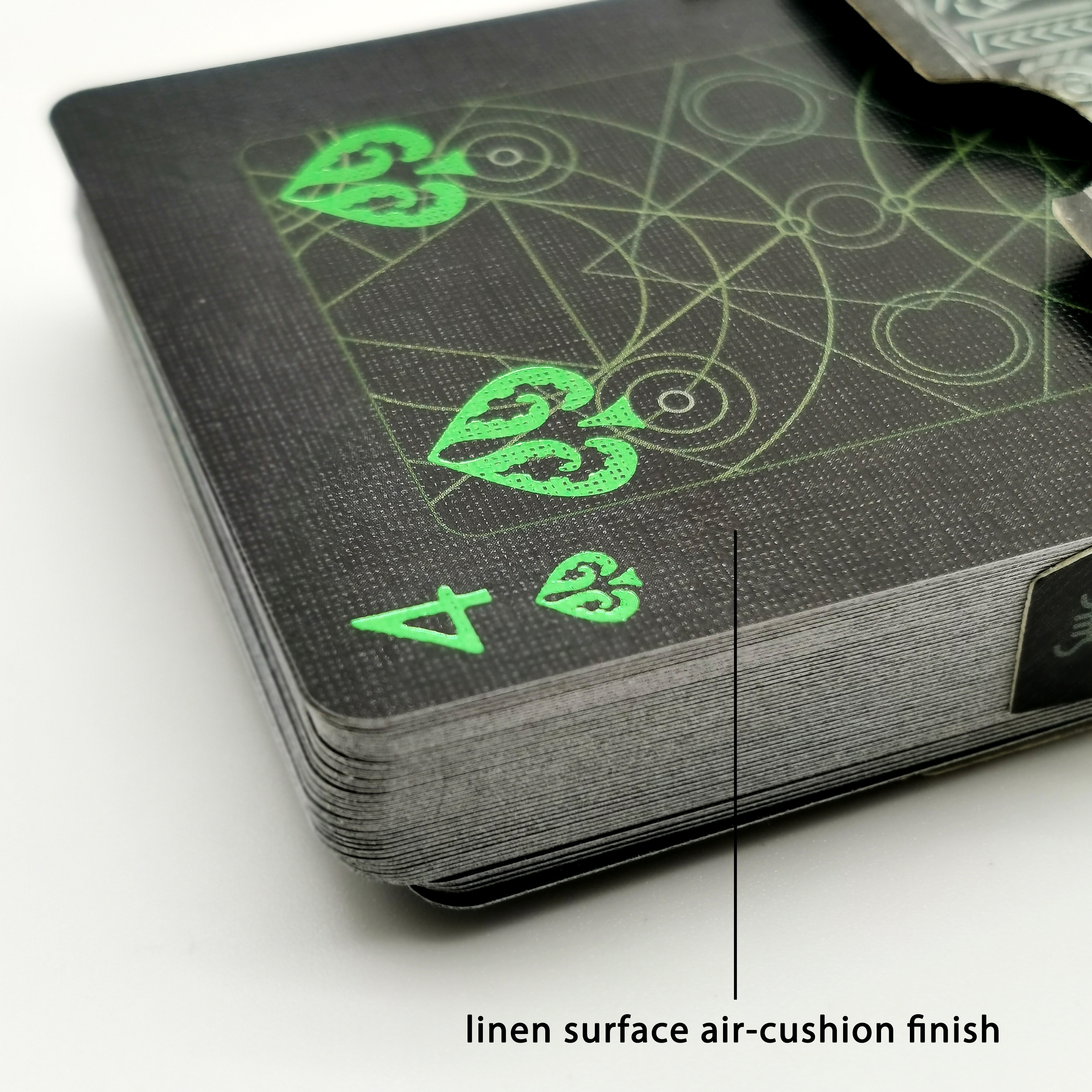 China Factory Custom Printed 310g Black Core Paper Linen Finishing Poker Playing Cards