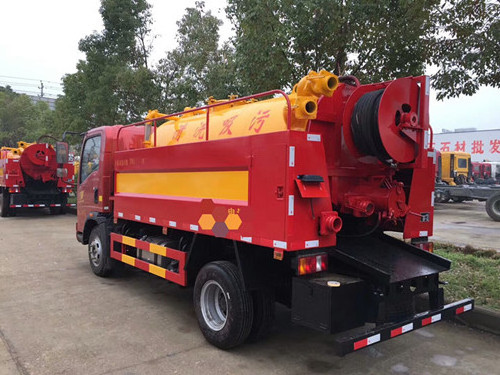 4x2 Fecal Suction Sewage Truck with ITALY Vacuum Pump small 6000L Sewel Jetting Water tank price