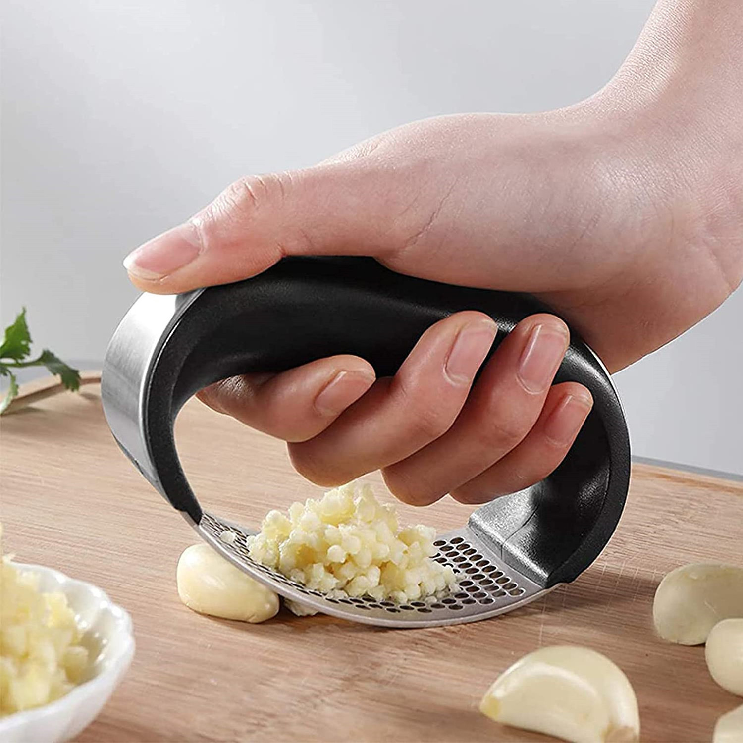 Stainless Steel Garlic Mincer  Crusher New Innovative  Presser Garlic Chopper with Peeler and Scraper for Smash Garlic