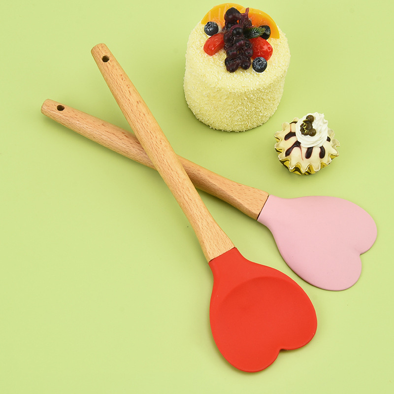 Kitchen BPA Free Butter Cake Pizza Pastry Cutter Dough Scraper Heart Shape Silicone Spatula With Wooden Handle