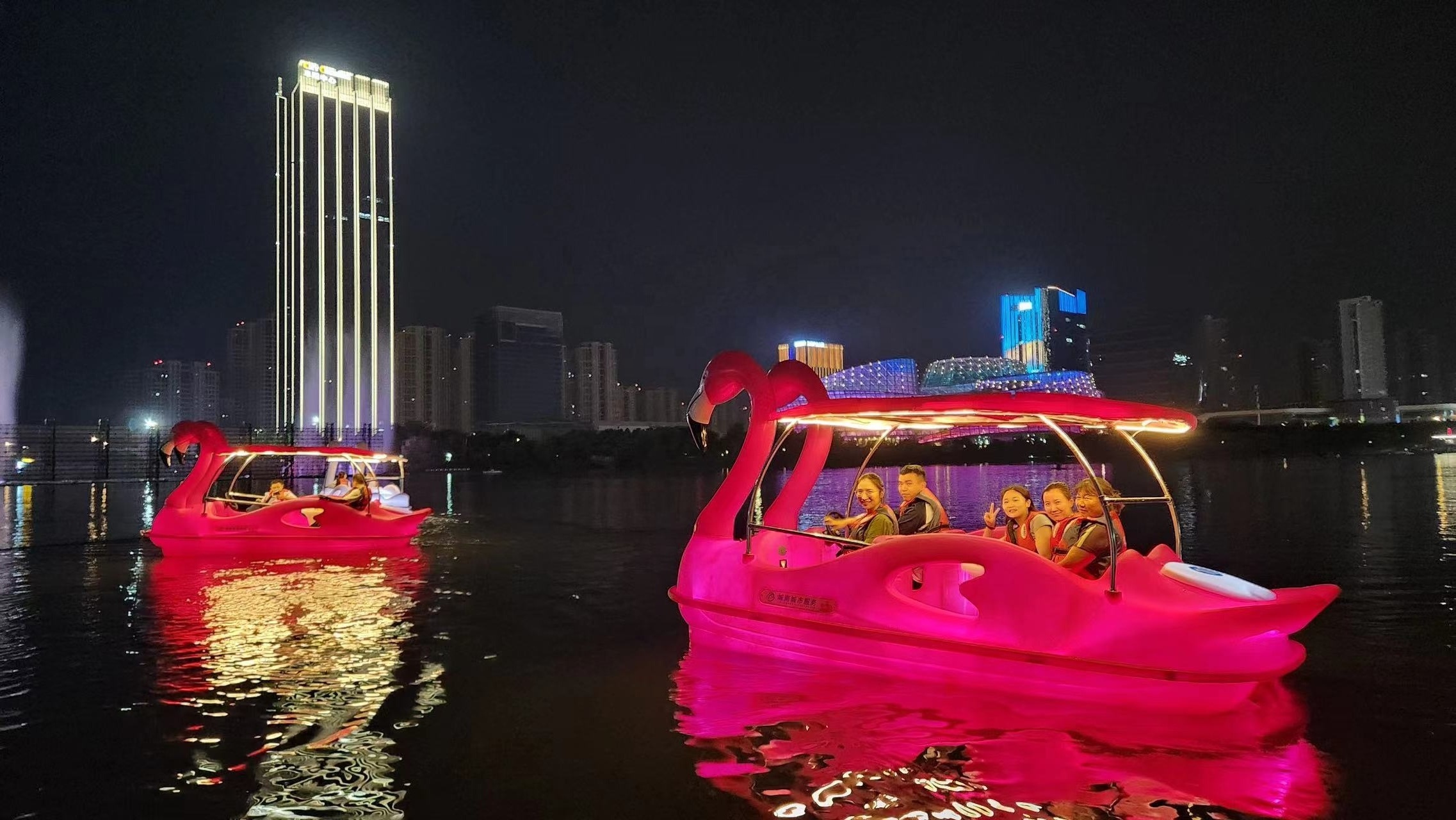 Attractive Famous pink flamingo yellow duck electric motor boat amusement equipment adult pedal boat