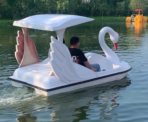 2 or 4 persons New design foot Paddle Swan Boat Water Park Cheap Pedalo Paddle fiberglass Swan bike Boat For Sale