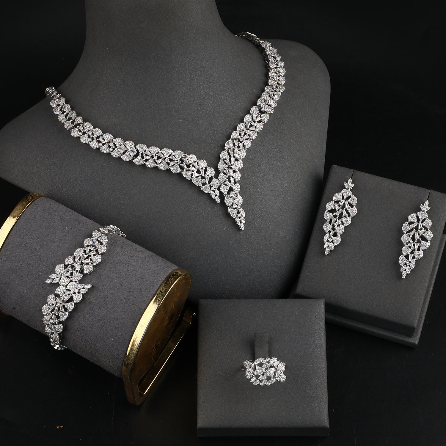 Ladies Luxury 4piece CZ Zircon Dubai Bridal Accessories Wedding Jewelry Sets Indian Exquisite Necklace Set Jewellery Women