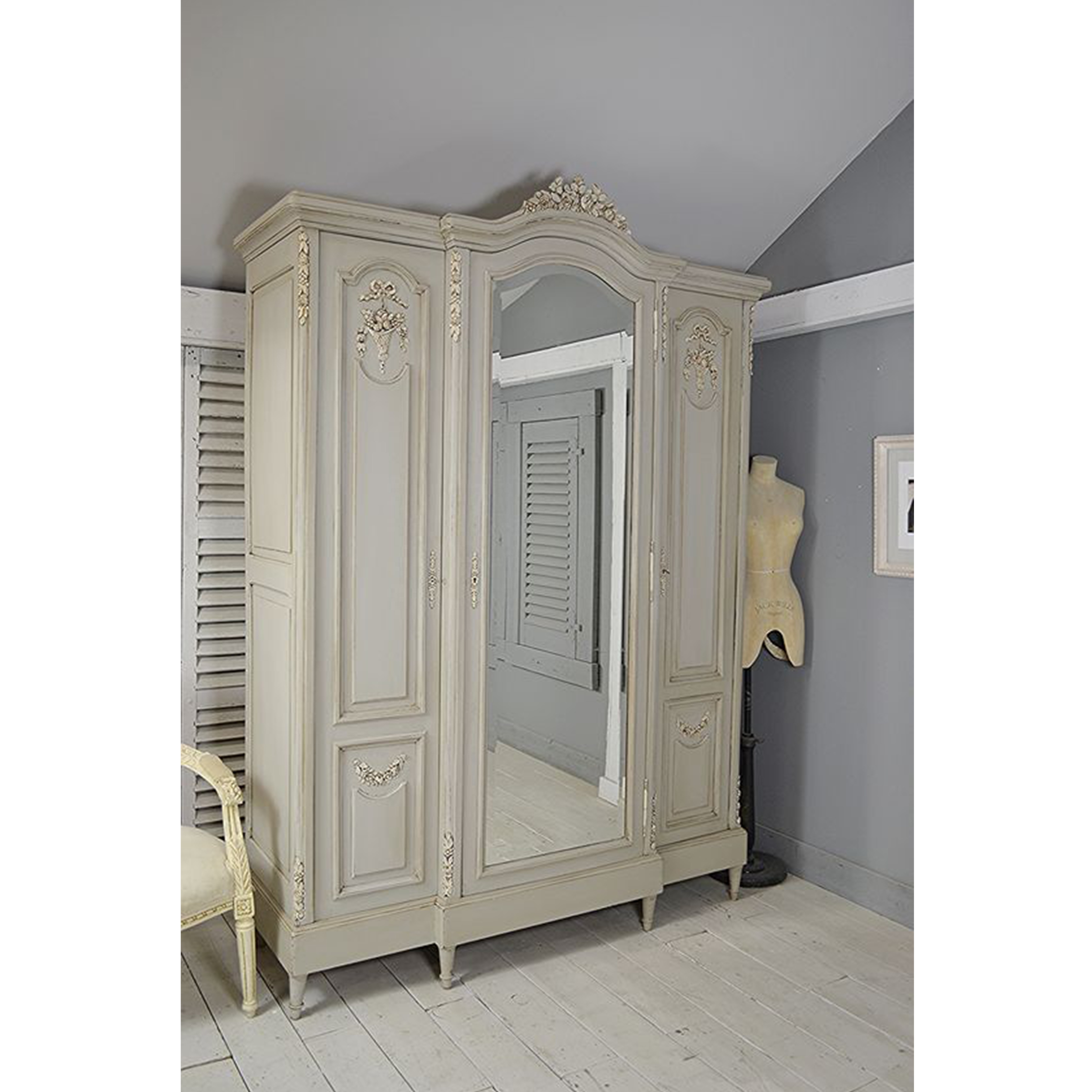 Scandinavian Wardrobe Made from High Quality Solid Wood white color luxury royal european style bedroom furniture best seller