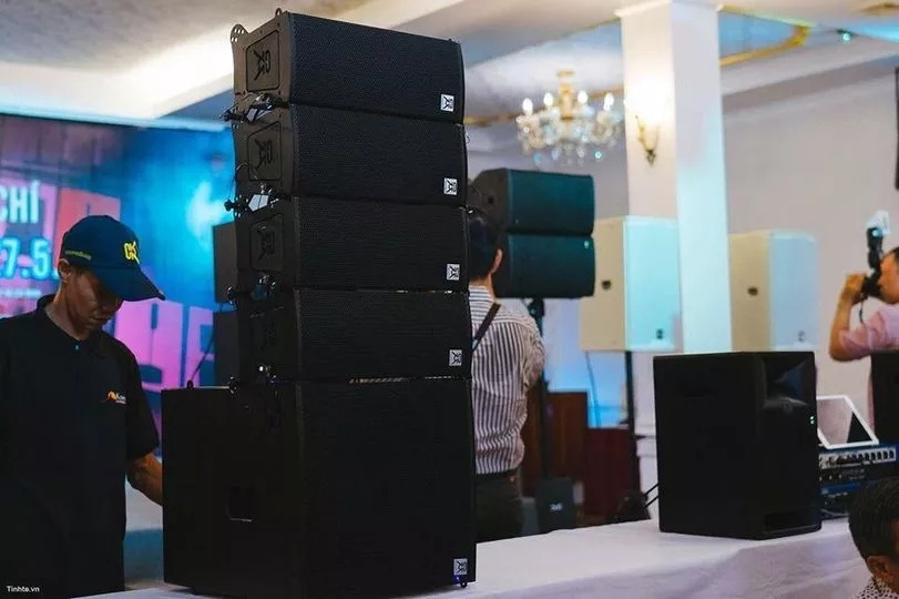 Moving head audio line array speaker