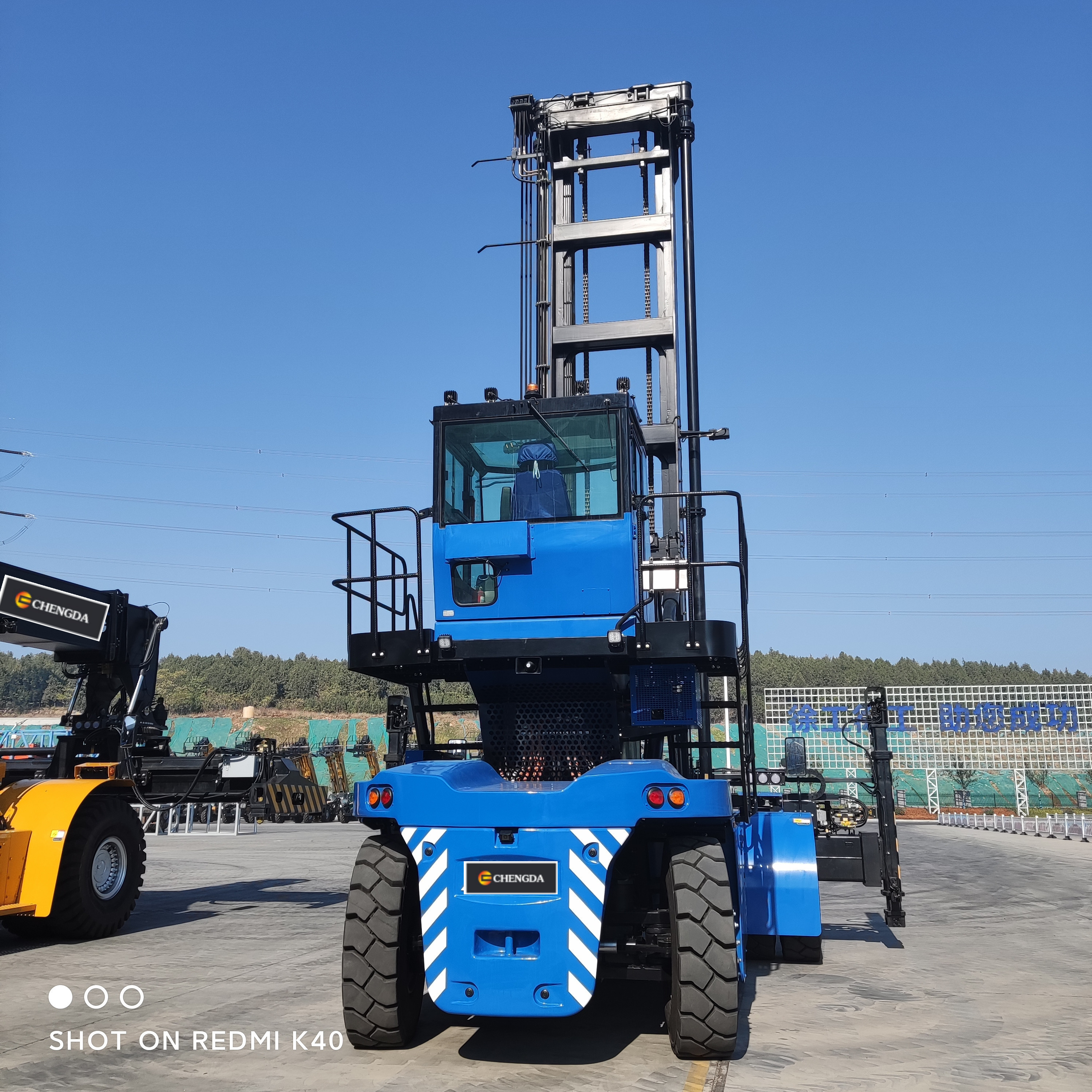 Cheap Price Port Use Machinery 9 ton Self Loading Stacker Electric Empty Container Handler