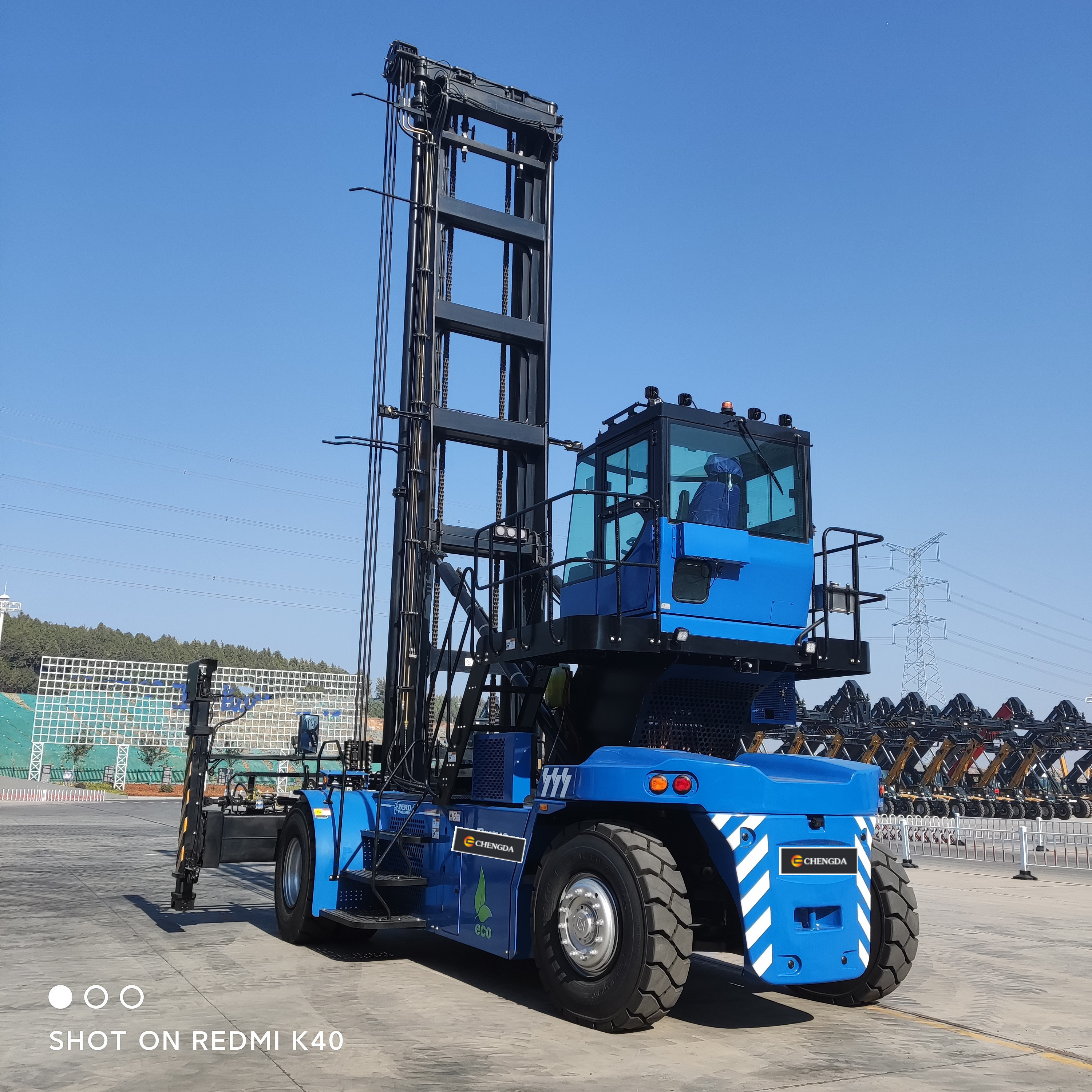 Cheap Price Port Use Machinery 9 ton Self Loading Stacker Electric Empty Container Handler