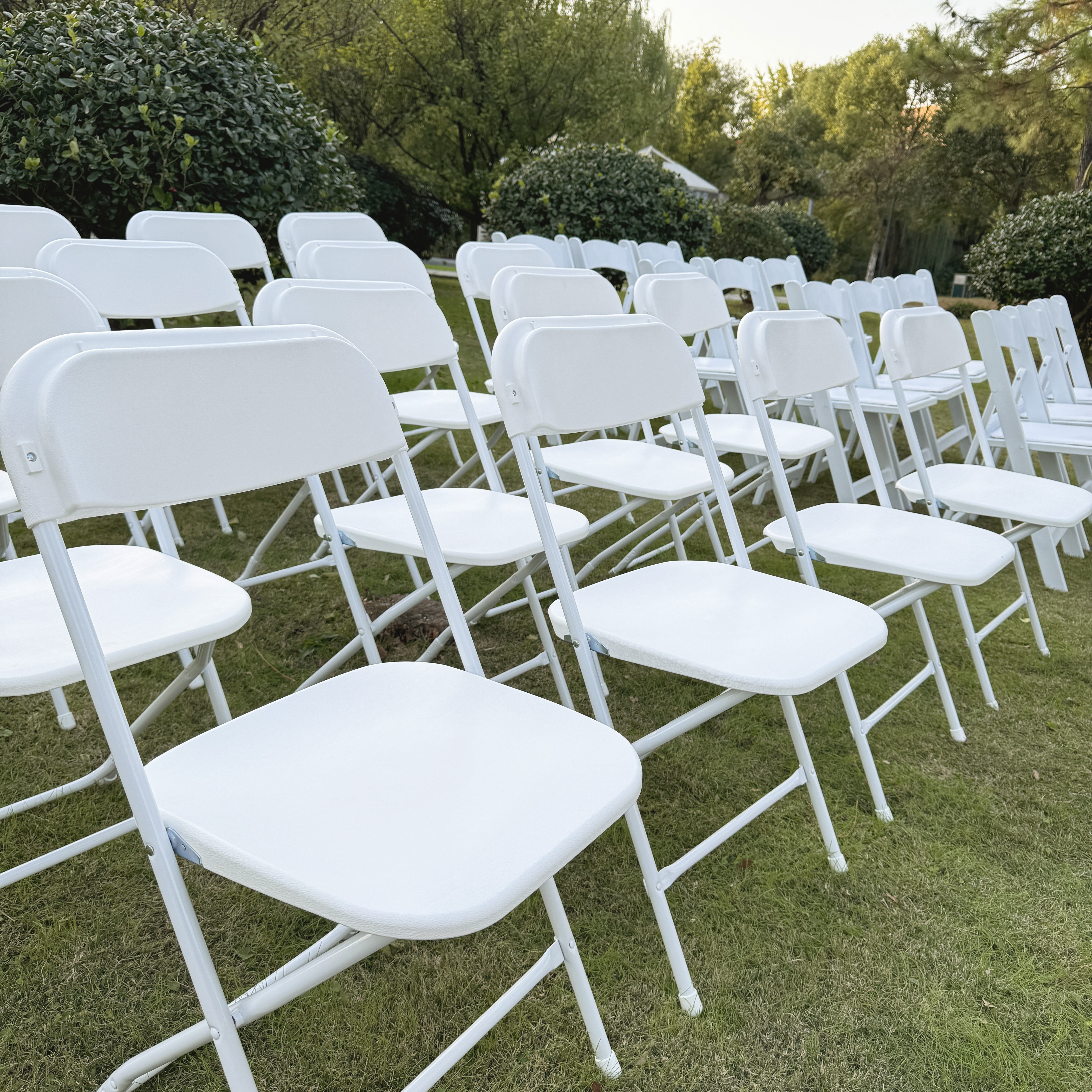 Wholesale 10-pack Modern Portable Colorful Garden Outdoor foldable Metal White Resin Plastic Folding Chairs for events wedding