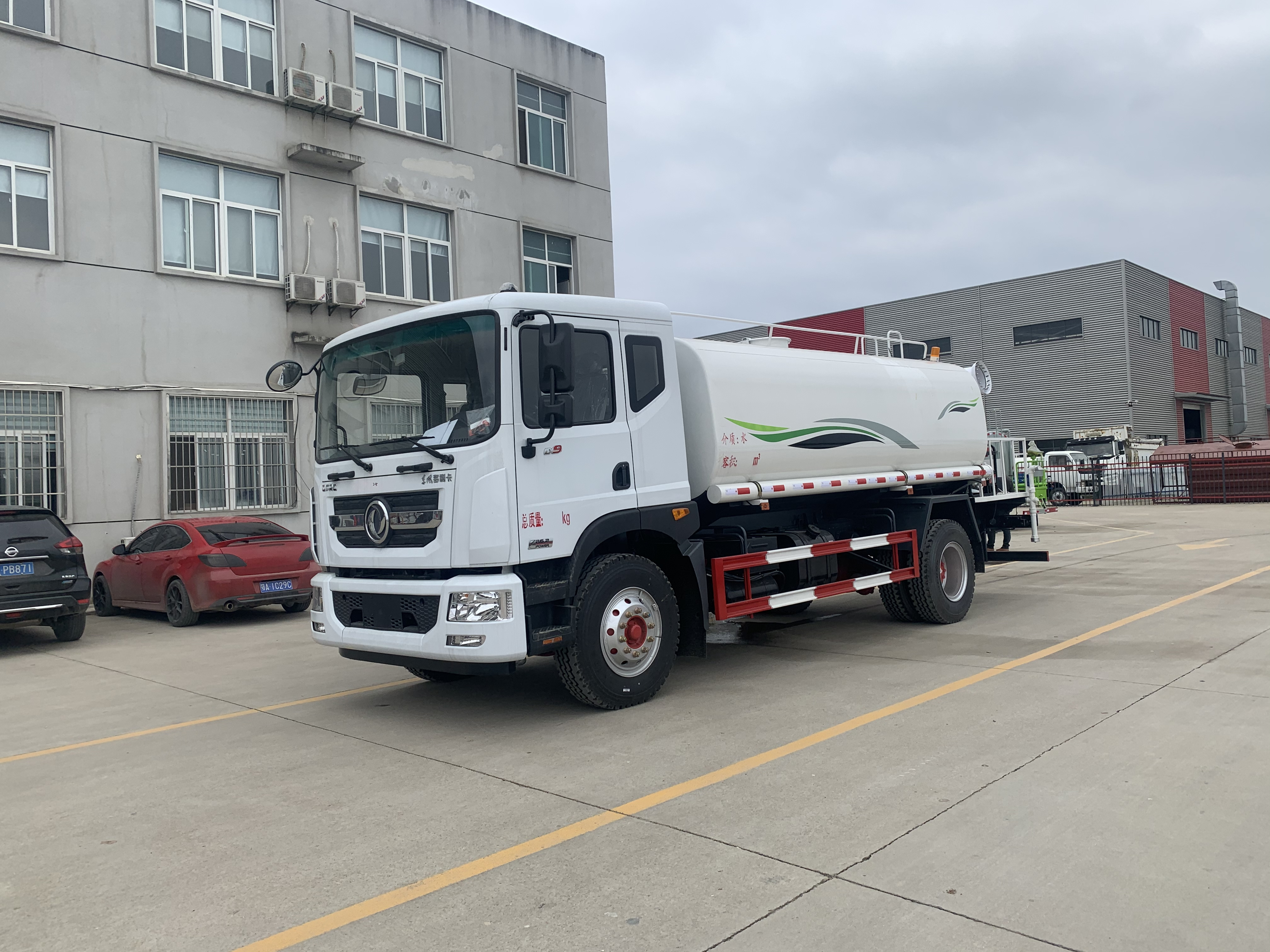 Dongfeng 4x2 12000L Water Tank Truck sprinkler truck  for sale