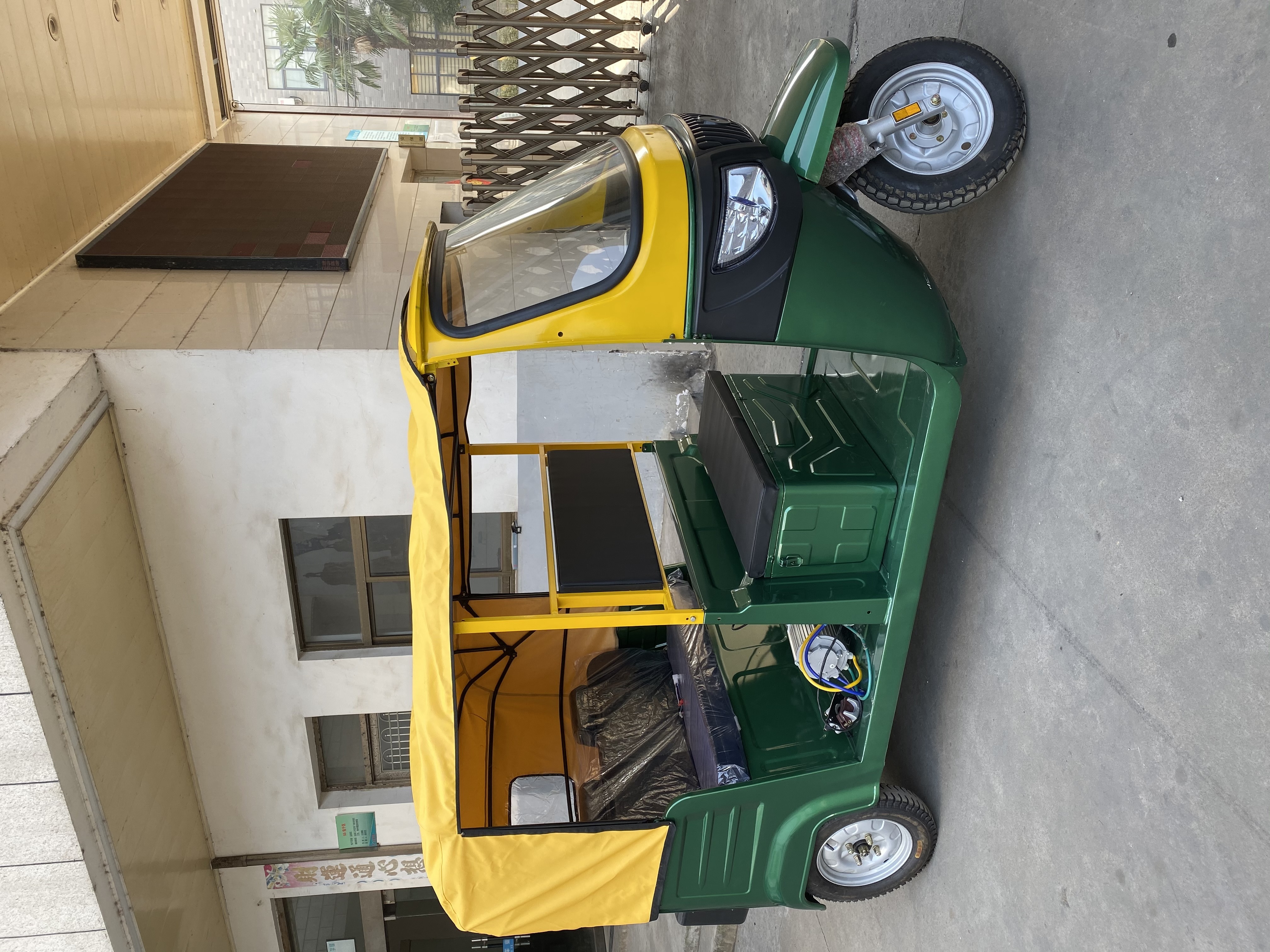 L5 yufeng popular design big space  tuk tuk e -rickshaw    ,  safety passenger 3 wheel electric tricycle