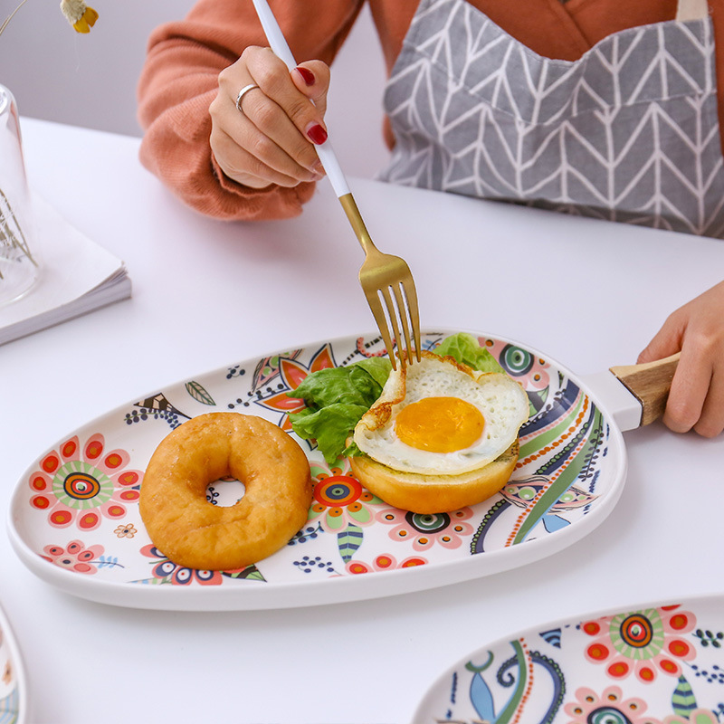 Flower Pattern Design Oval Shape Porcelain Plate Ceramic Dinner Plate For Beef With Wooden Handle Serving Dish