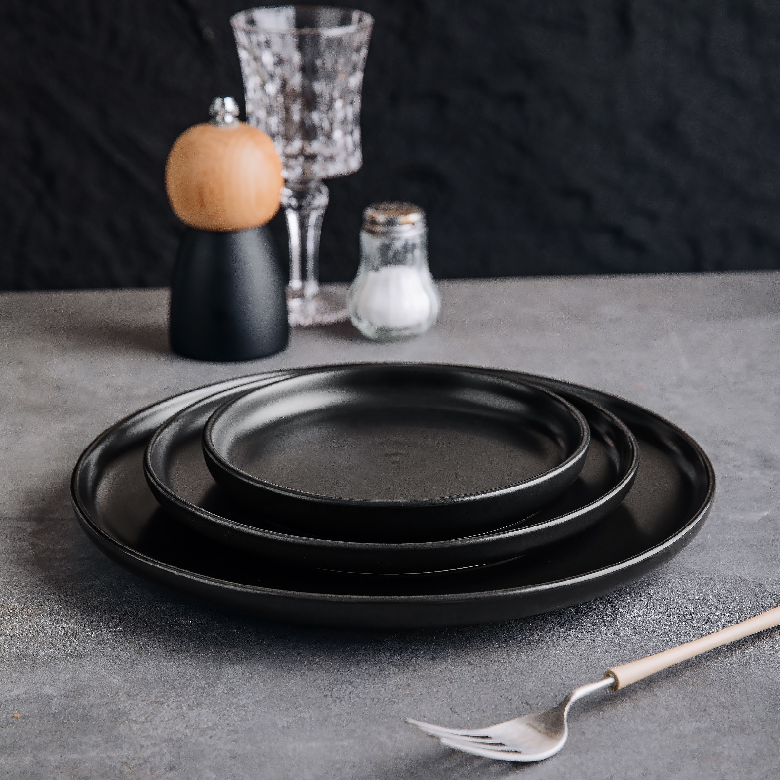 Nordic Style Black Matte Glazed Plates Set Customized 6-8 Inch Serving Dinner Dish Flat Steak Charger Plate