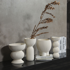 Wholesale Living Minimalist Nordic Ceramic Vase Home Wedding Ornament Decoration Piece Porcelain Vases Home Decor