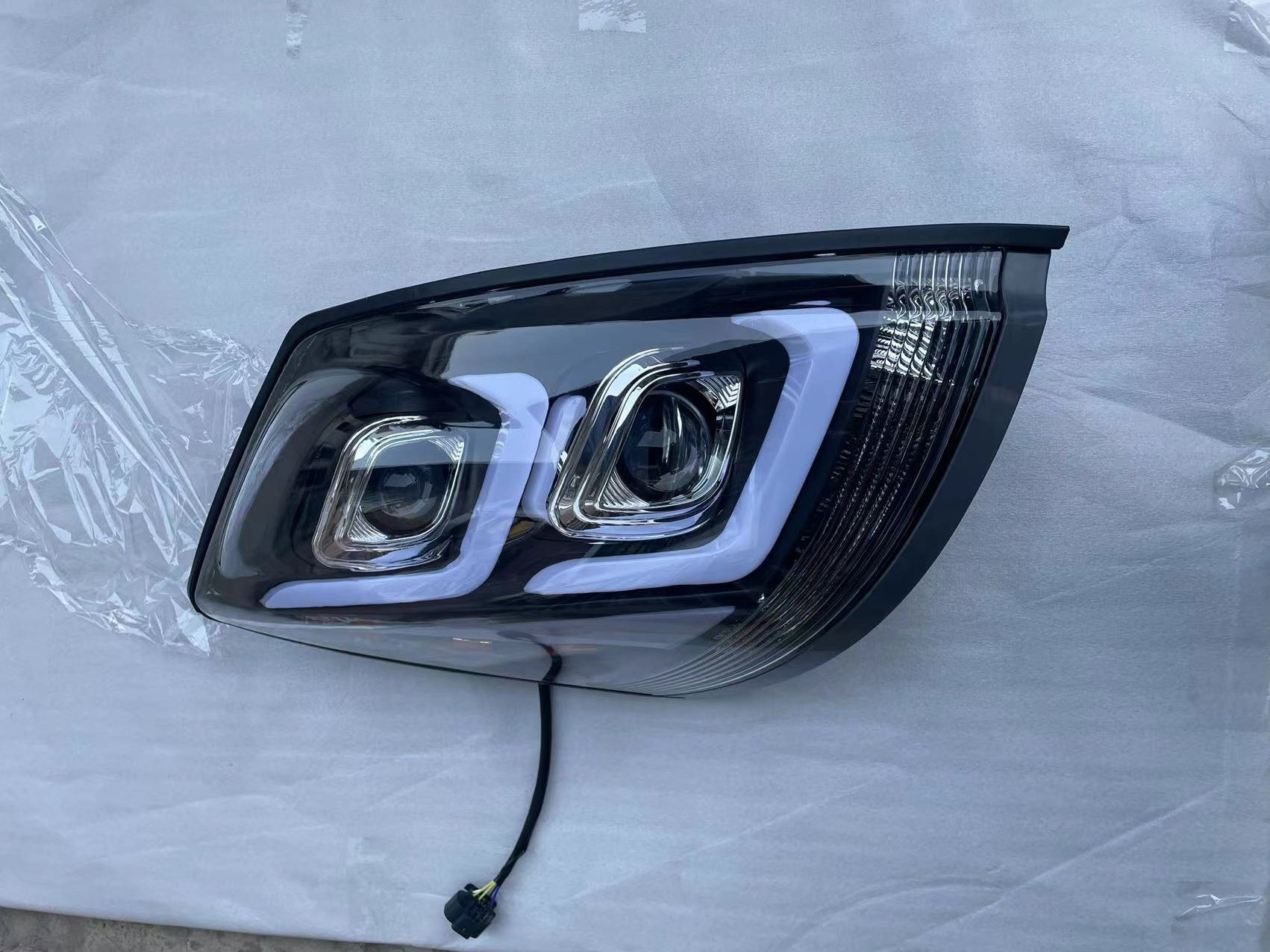 AMERICAN HEAVY TRUCK BODY PARTS HEADLIGHT WHITE FOR VOLVO VNL 2004+