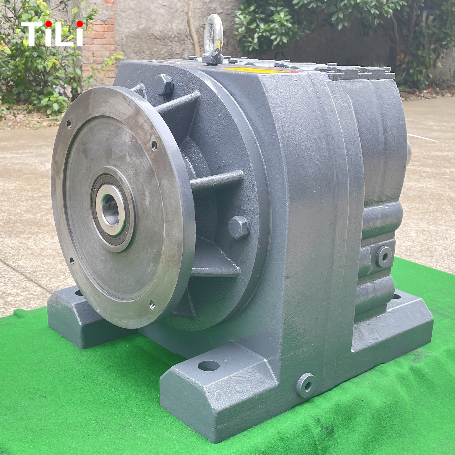 TILI R Series Customization Quality Helical Foot mounting Inline Helical Speed Reducer Shaft Reverse Transmission Gearbox