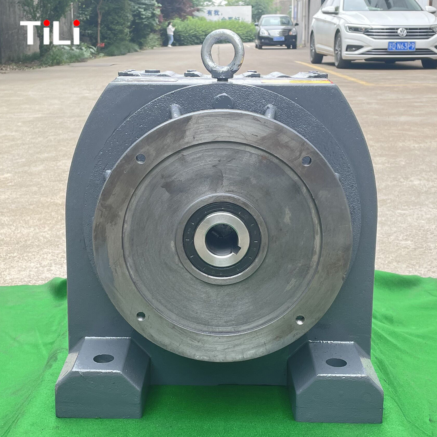 TILI R Series Customization Quality Helical Foot mounting Inline Helical Speed Reducer Shaft Reverse Transmission Gearbox