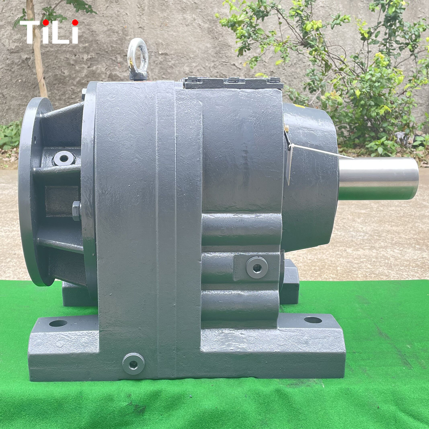 TILI R Series Helical Inline Gearbox Gear Motor Rotary Tillers Gearbox Helical Gearbox For Elevator