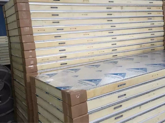 Cold room floor insulation panel