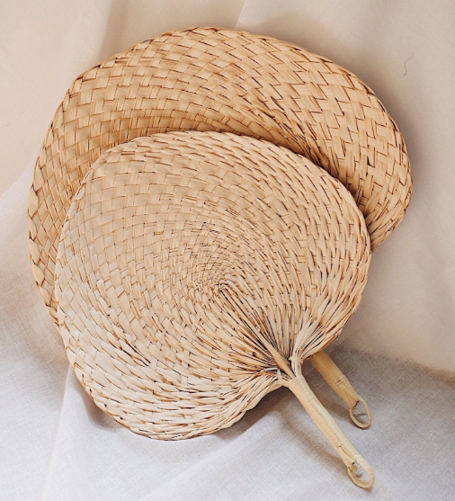 Wholesale Handcraft Natural Bamboo Raffia Heart Hand Fans For Wedding Favor Bridal Gift Folding Rattan Handheld Fan Art Gift