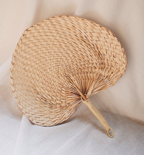 Wholesale Handcraft Natural Bamboo Raffia Heart Hand Fans For Wedding Favor Bridal Gift Folding Rattan Handheld Fan Art Gift