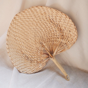 Wholesale Handcraft Natural Bamboo Raffia Heart Hand Fans For Wedding Favor Bridal Gift Folding Rattan Handheld Fan Art Gift