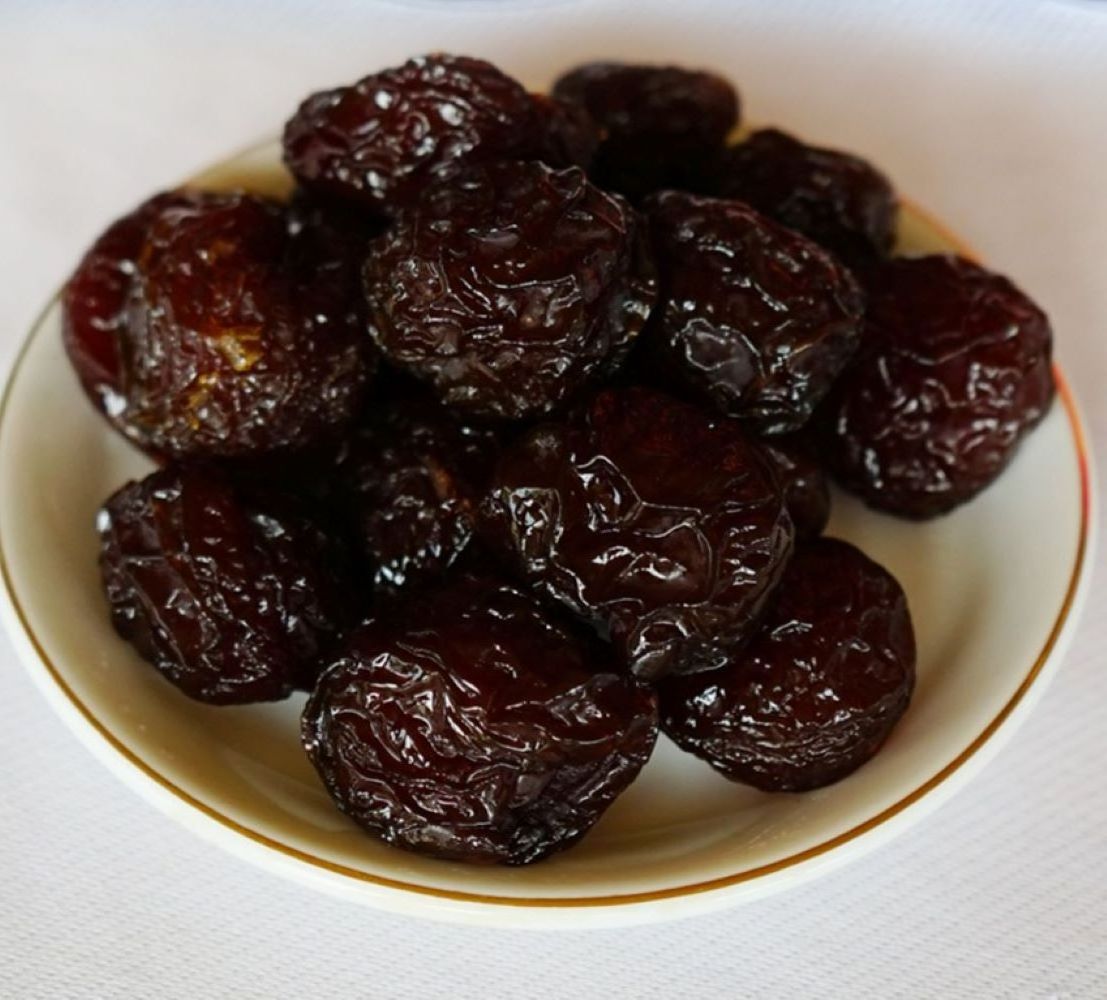 Seedless freeze dried plum