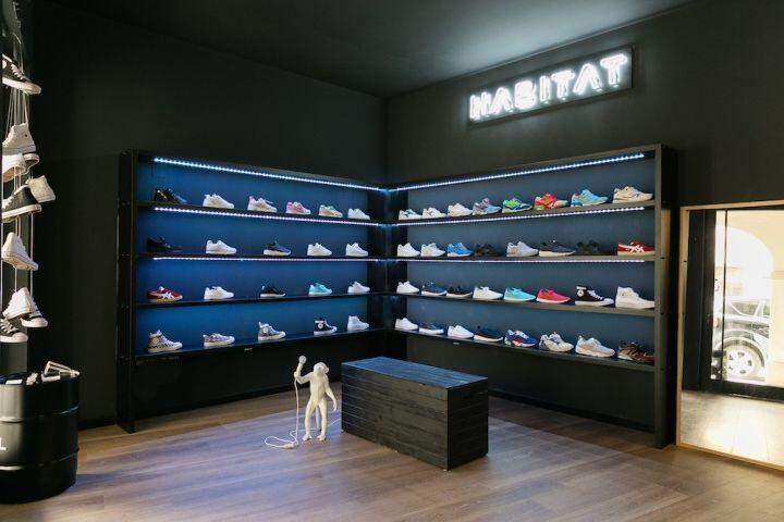 Shoes And Garments Shop Equipments Sport Shop Baseball Interior Design LED Shoe Store Display Racks