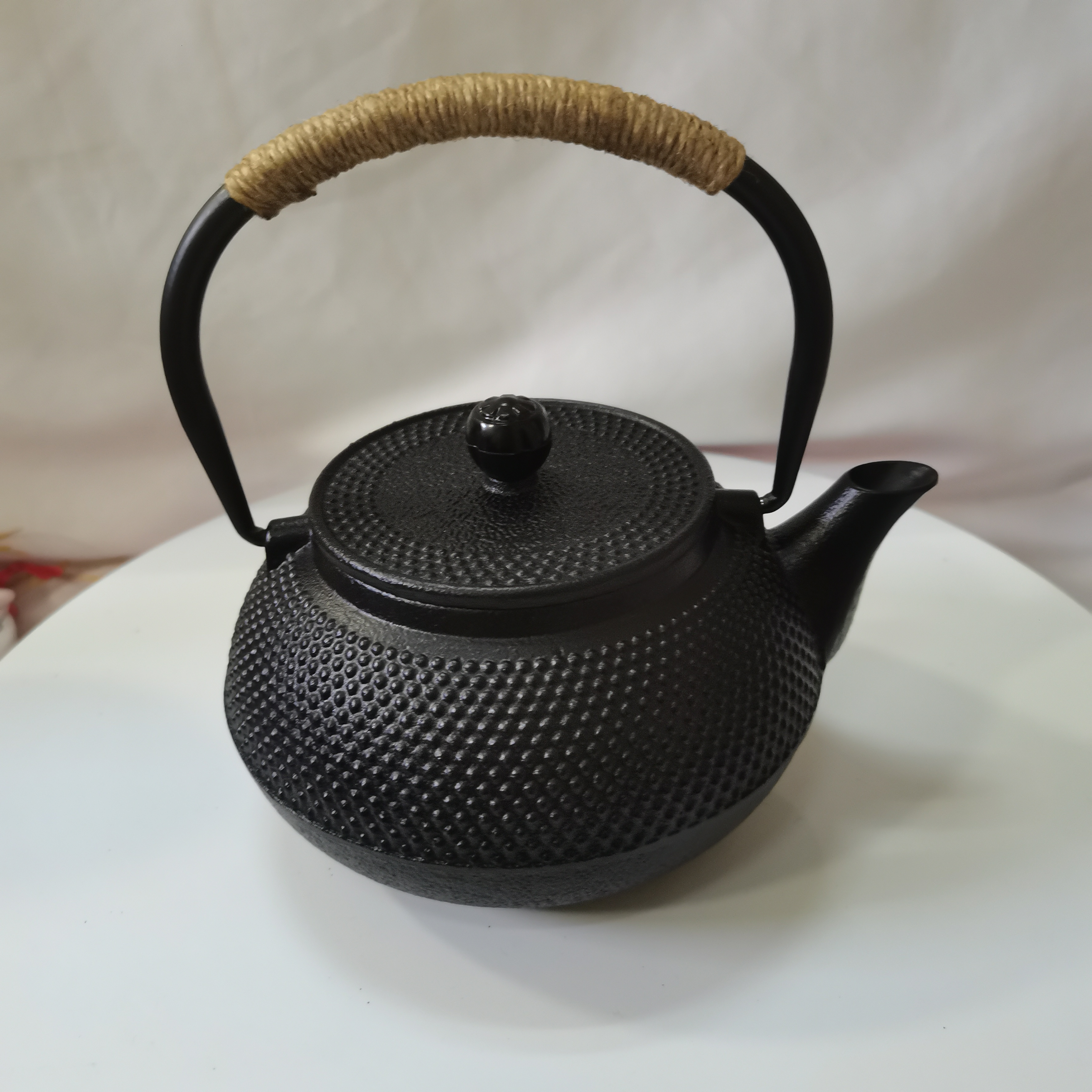 Cast Iron Teapot Tea Kettle pot with Stainless Steel Infuser for Stovetop Safe Coated 600ml