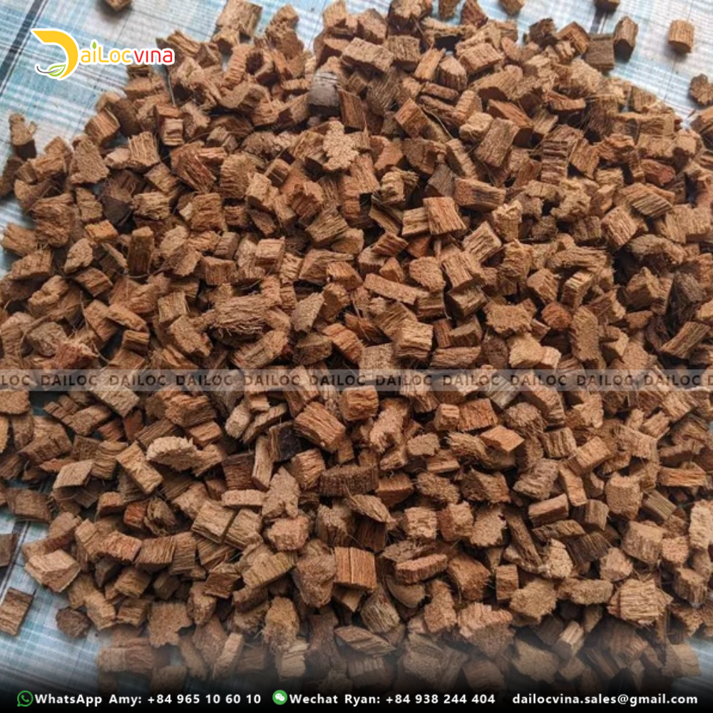 COCO HUSK CHIPS WITH COCO PEAT FOR GROWING ORCHIRDS MADE IN VIETNAM CONTACT  MR RYAN +84938244404