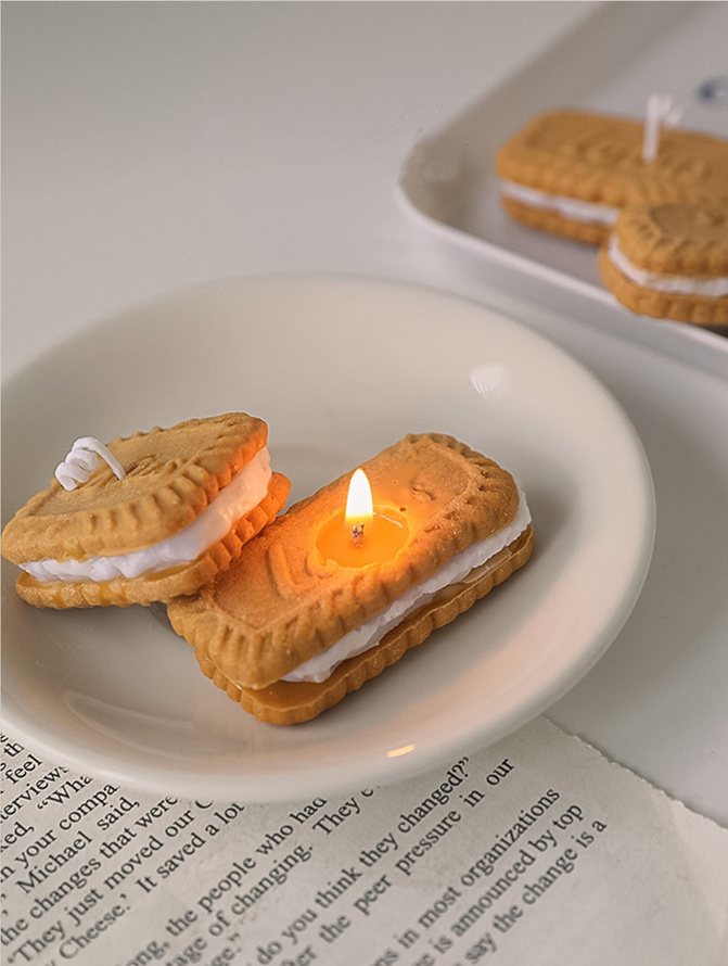 2022 New Design Soy Wax Handmade Scented  Food Biscuit  Cookie Shaped Candles Two Sizes With Box