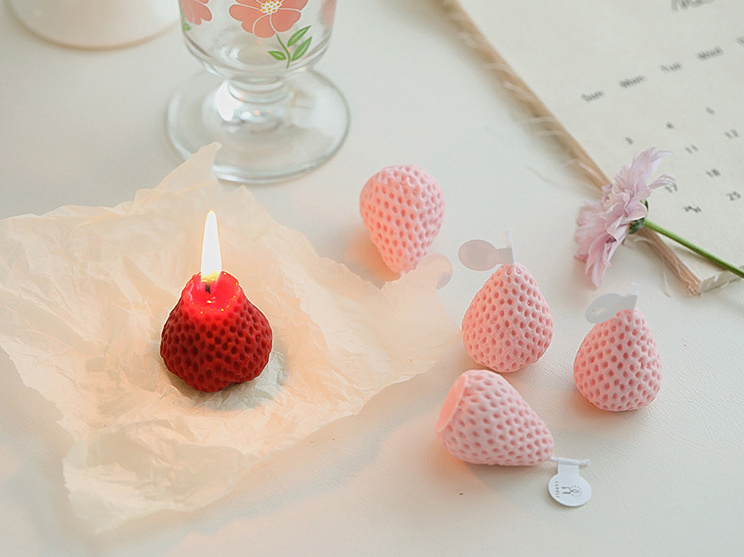 Ins Hot Sale Candle Handmade Christmas Candle Decoration Wholesale  Red Strawberry  Scented Candles 4 Pcs